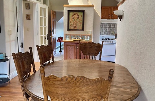 City Park Apartment | SkyView Loft in Healing Center, City Park West, with WiFi, Bathtub & Balcony