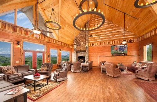 Pigeon Forge Villa | SkyView Mansion:13bdrm, 17bath, Sleeps 70, Indoor Pool, Amazing Views