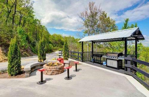 Pigeon Forge Villa | SkyView Mansion:13bdrm, 17bath, Sleeps 70, Indoor Pool, Amazing Views
