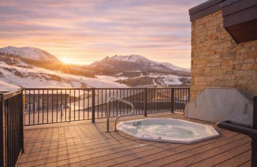 Silverthorne Apartment | Skywalk Flats Amphitheater Retreat: Downtown, Rooftop Hot Tubs