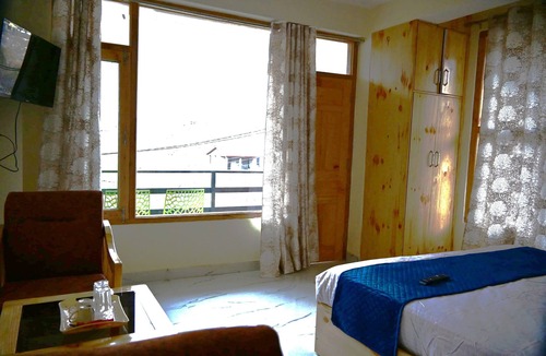 Burwa Hotel | SkyWay HomeStay Burwa