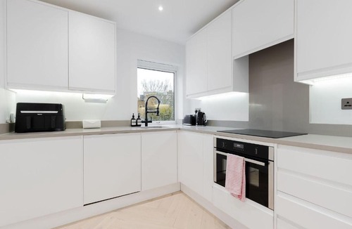 Nine Elms Apartment | Sleek 2BDR City Retreat in South West London