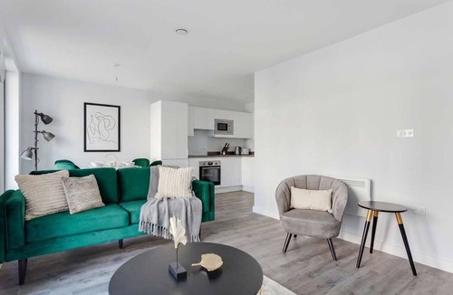 Bordesley Apartment | Sleek 2BR Birmingham Pad with Balcony Views