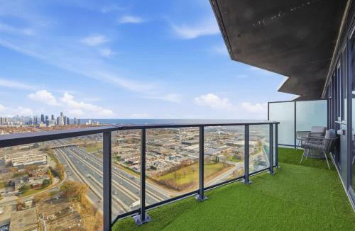 The Queensway Apartment | Sleek 2BR Toronto Condo Patio & Free Parking