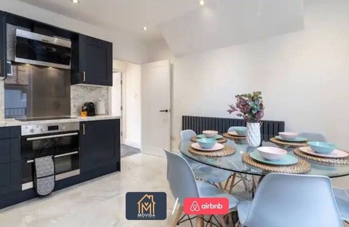 Harrogate City Centre Apartment | Sleek 3 Bedroom Abode in Central Harrogate