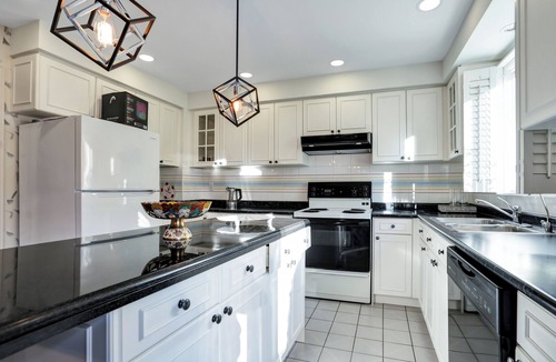 Thornhill Bed & Breakfast | Sleek; 4 bedroom, two story with basement and Ping pong table in Thornhill