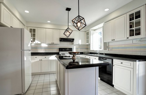 Thornhill Bed & Breakfast | Sleek; 4 bedroom, two story with basement and Ping pong table in Thornhill