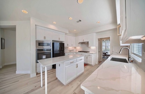 Tracy House | “Sleek and Spacious Getaway” with AC, WiFi, and more.