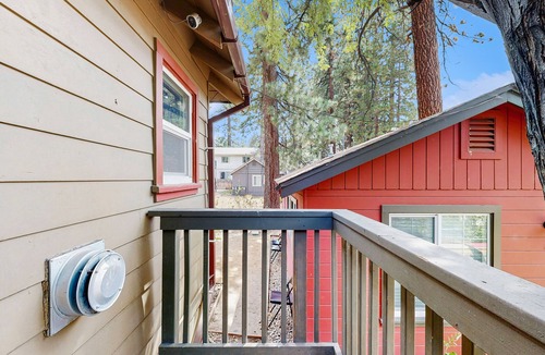 Lakeside Park Cabin | Sleek Bungalow with Hot Tub | 3 Blocks to Heavenly Gondola, 12 Mins to Beach