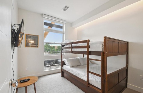 Highland House | Sleek & Chic Vibes | Spacious 2BR LoHi Loft | Rooftop