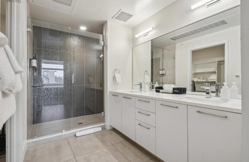 Highland House | Sleek & Chic Vibes | Spacious 2BR LoHi Loft | Rooftop