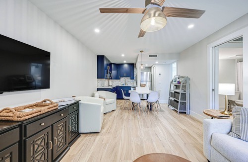 Old Naples Apartment | Sleek Coastal Abode: 1 Block to Naples Beach!