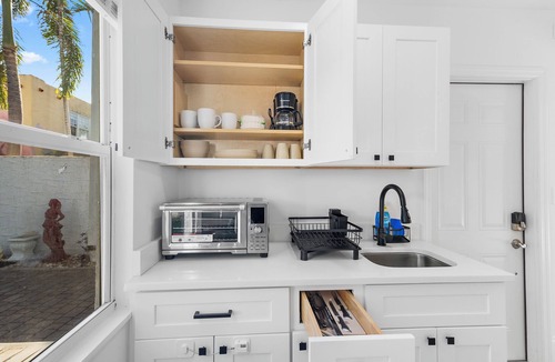 Flamingo Parks House | Sleek & Cozy Studio: Freshly Renovated