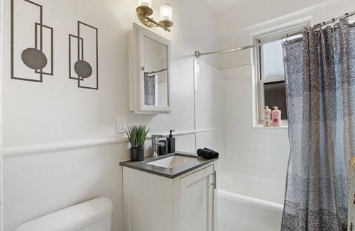 Hyde Park Apartment | Sleek & Functional 2-Bedroom Apt