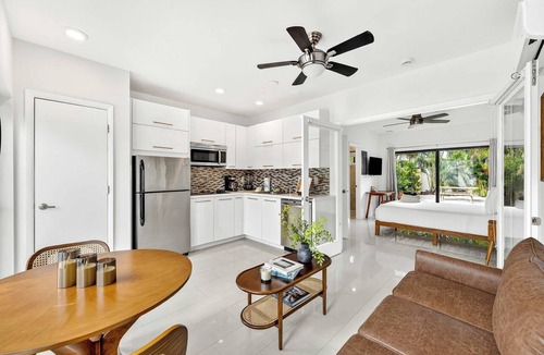 Beverly Heights Apartment | Sleek Kitchenette & Queen Bed
