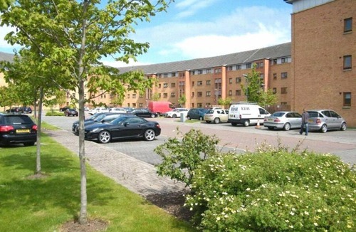North Glasgow Apartment | Sleek & Modern 2BR - Easy Access to City Centre