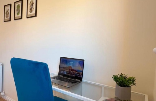North Glasgow Apartment | Sleek & Modern 2BR - Easy Access to City Centre