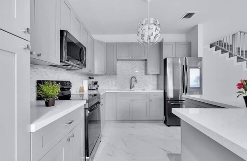 Allapattah House | Sleek & Modern Townhome & Shared Backyard Oasis