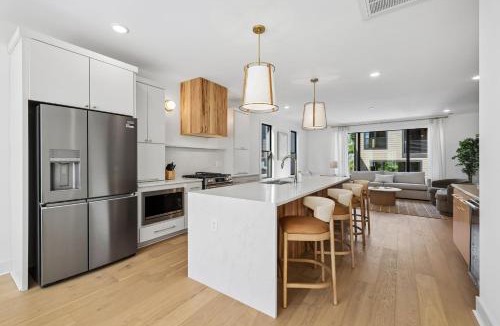 Hurwood Heights House | Sleek Nashville Trio Townhomes 9BR 3 Hot Tubs