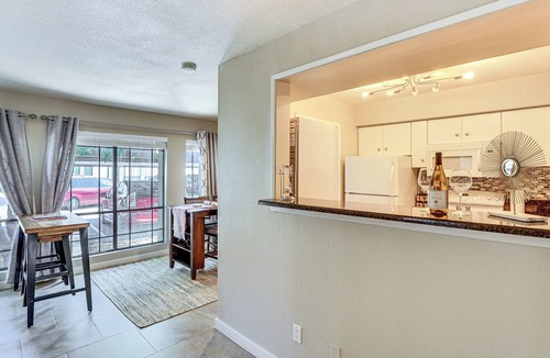 Cloisters Apartment | Sleek Phoenix Condo: Walk to Biltmore Fashion Park