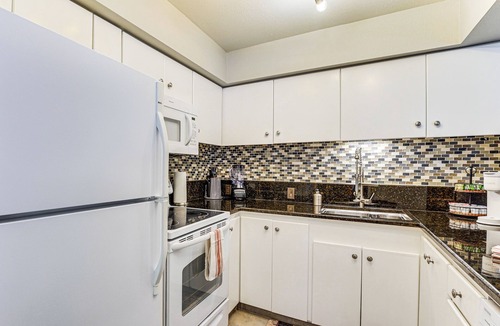 Cloisters Apartment | Sleek Phoenix Condo: Walk to Biltmore Fashion Park