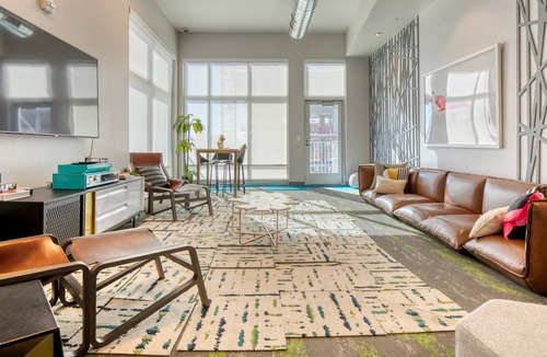 River North Art District Apartment | Sleek RiNo Studio w/ Gym, Roof Deck, in Brewery District, by Blueground