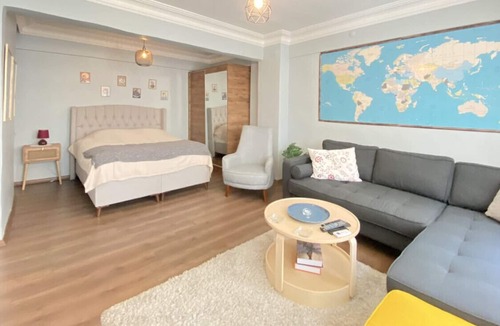 Gumussuyu Mahallesi Apartment | Sleek Studio Flat in Beyoglu with Central Location