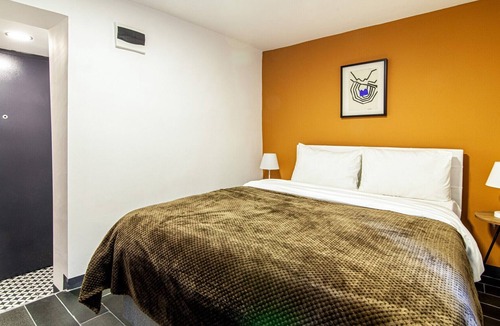 Istanbul City Center Apartment | Sleek Studio Flat with Backyard in Balat