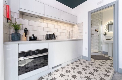 Southampton Apartment | Sleek Studio; Long Stay Discounts, Free Parking