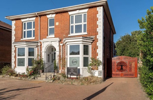 Southampton Apartment | Sleek Studio; Long Stay Discounts, Free Parking