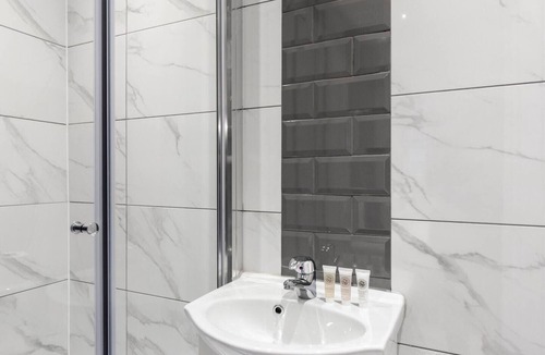 Crystal Palace Apartment | Sleek Studio Minutes Walk From Train Station