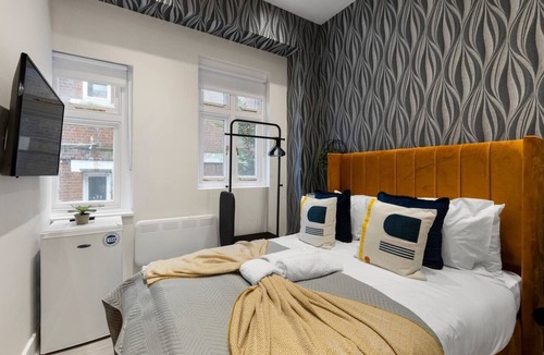 Crystal Palace Apartment | Sleek Studio Minutes Walk From Train Station