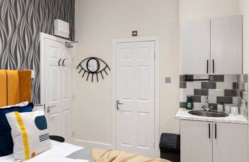 Crystal Palace Apartment | Sleek Studio Minutes Walk From Train Station