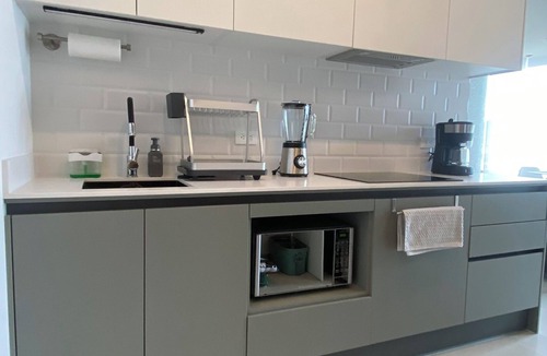 Financial District Apartment | Sleek Studio Suite | Panoramic Quito Views | Walk to La Carolina Park