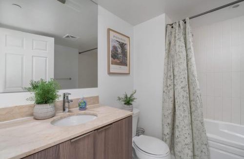 Bay Cloverhill Apartment | Sleek Urban 1BD with Den next to Yorkville