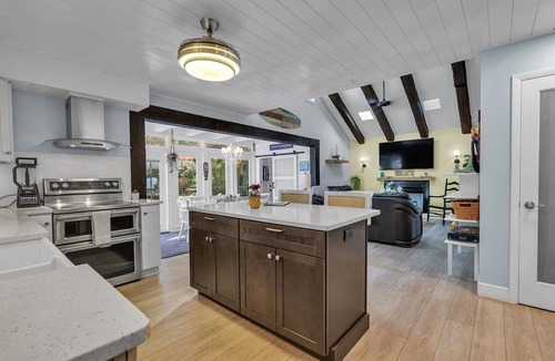 Largo House | sleep 18, Heated Pool, Tiki, 5 min to Beach, Kayak