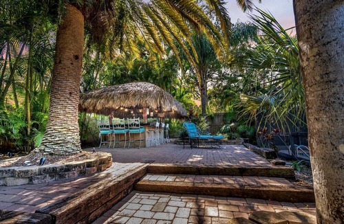 Largo House | sleep 18, Heated Pool, Tiki, 5 min to Beach, Kayak