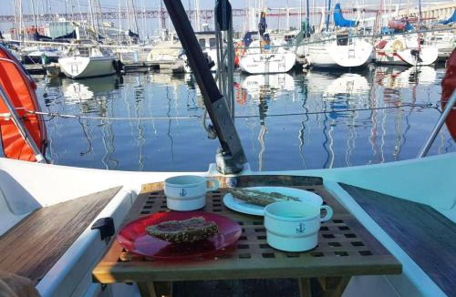 Lisbon Apartment | Sleep aboard a sailing boat in Lisbon