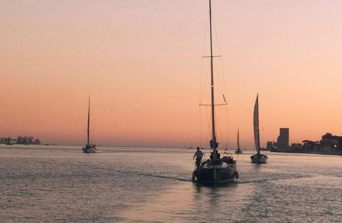 Lisbon Apartment | Sleep aboard a sailing boat in Lisbon