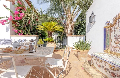 San Bartolome Apartment | Sleep in a 17th century stately palace home