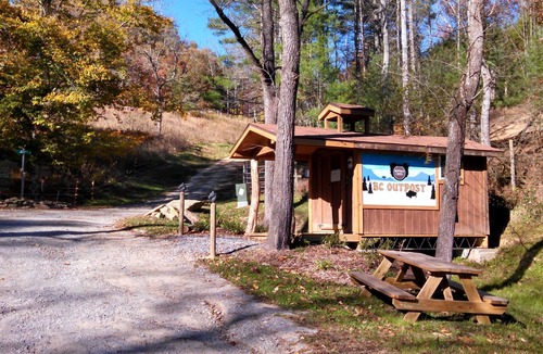 Clyde Cabin | 🚂 Sleep in a caboose on a bison ranch: Seaboard Coast Line #0843