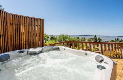 Downtown Anchorage House | Sleeping Lady Retreat | Chef's Kitchen | Views