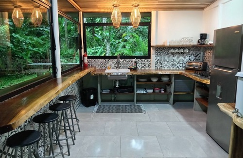 Cahuita House | Sleeping Sloth-Walking distance to Playa Grande