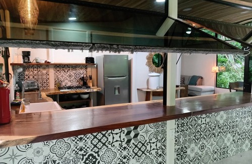 Cahuita House | Sleeping Sloth-Walking distance to Playa Grande