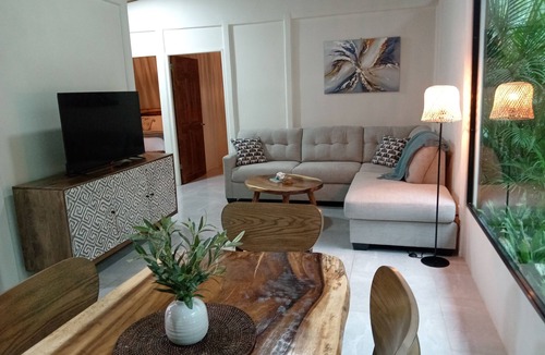 Cahuita House | Sleeping Sloth-Walking distance to Playa Grande