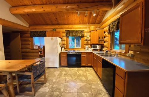 Winthrop Cabin | Sleeping Wolf Cabin: 2BR w/ski trail & river access, pool/hot tub, laundry