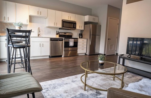 Des Moines Apartment | Sleepover | Airy 1BD/1BA - Downtown Des Moines