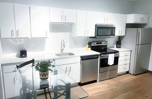 Des Moines Apartment | Sleepover | Airy 1BD/1BA - Downtown Des Moines