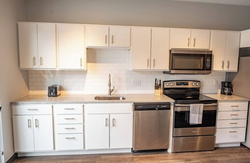 Des Moines Apartment | Sleepover | Airy 1BD/1BA - Downtown Des Moines