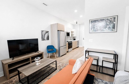 Dundee-Happy Hollow Historic District Apartment | Sleepover | Bright Studio + Gym/Sauna - Omaha